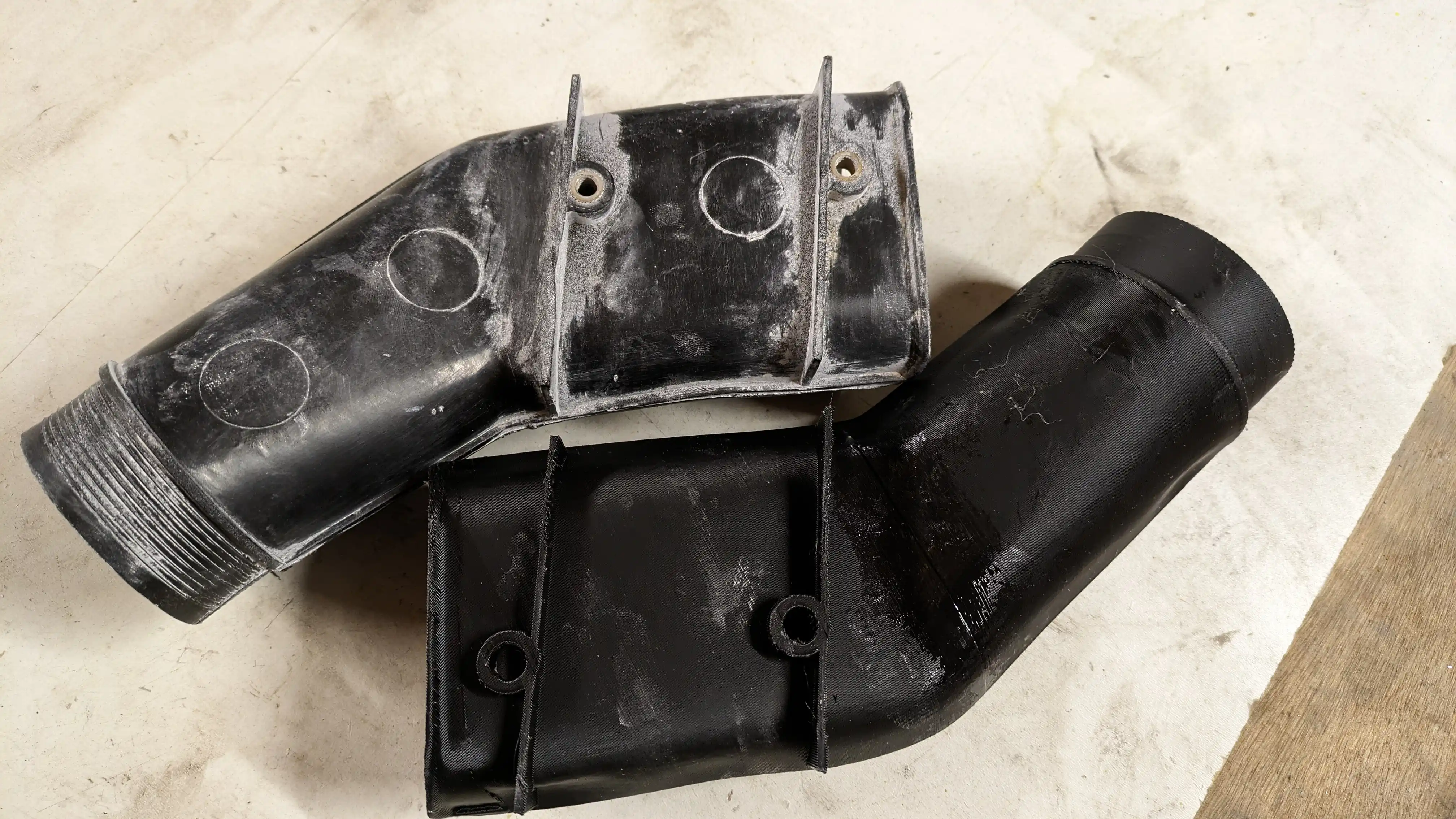 Ecope de 205 GTI et écope recrée après le scan 3D