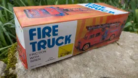 Camion de pompiers en tôle neuf en boîte — STI China 1970's