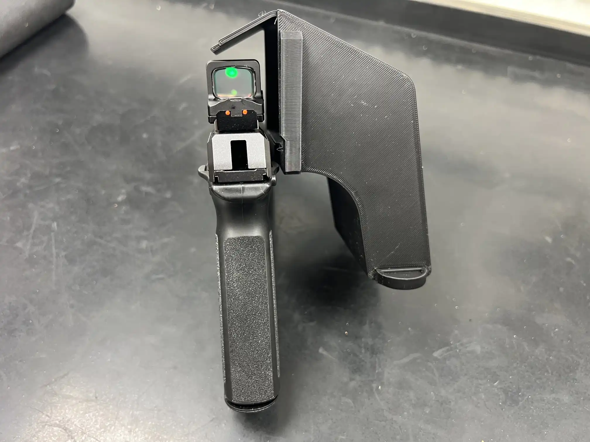 Récupérateur de douilles Ruger 5.7 Optic Ready monté sur rail Picatinny